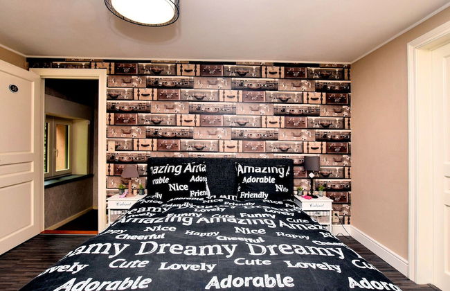 Magnificent Luxury Chateau in Vast Garden with Sauna & Hot Tubs - Photo 7