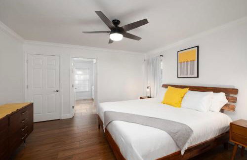 The Recharge - Springs , Tesla & EV Station , Pets - Foto 10