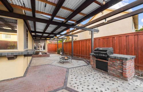 Mira Mesa Family Retreat 4BR with Balcony and Firepit - Photo 75