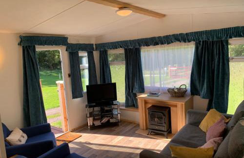 Postwood Gardens Balmoral Country Cabin - Photo 24