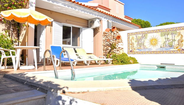 Stylish and Well-equipped, Private Pool, Close to Amenities, Free AC and Wifi - Foto 2, Imagen principal