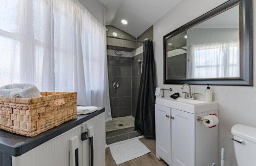 Outdoor Deck Fully Equipped Remodeled Bath - Photo 14