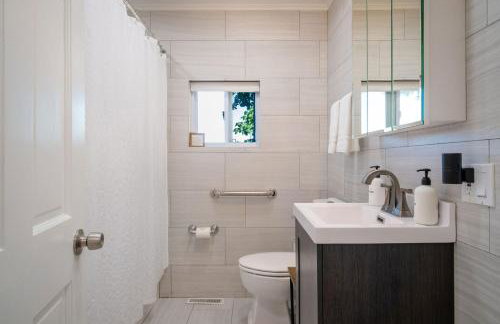 3Bed 2Bath Luxury Lake House on Myers Bay Private Pier Beach Firepit and Deck - Foto 40