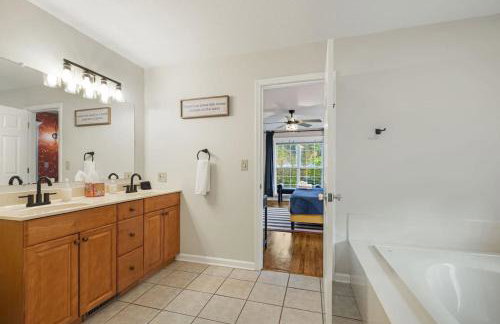 LKJ - Lakefront Home, Hot tub, Fire Pit, Games and Movie Room! - Foto 59