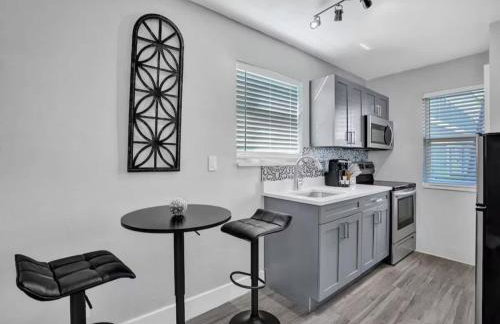 Rustic Retreats Modern 1BR for 4 guests in the heart of Fort Lauderdale - Foto 2