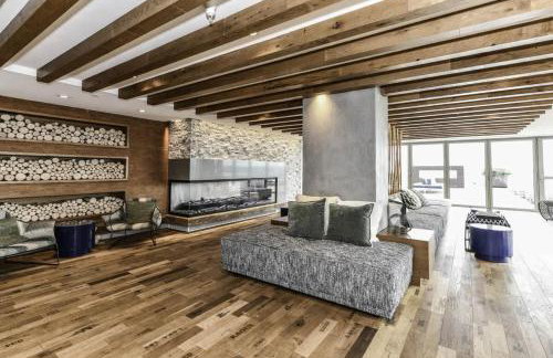 Comfy 2BR Oasis with Scenic Rooftop & Gym - Foto 31