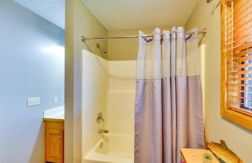 Flippin Home with Fire Pit Walk to White River! - Foto 16