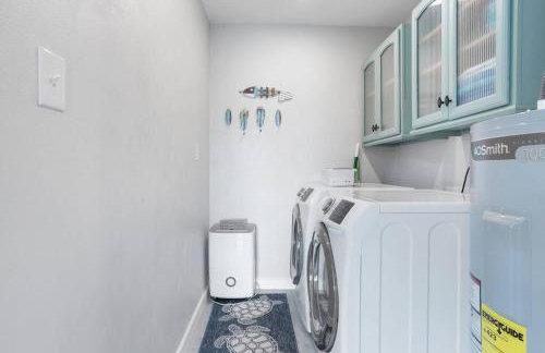 Waterfront Home Game Room Ping Pong Outdoor Bar Area - Foto 33