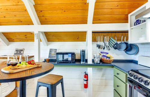 Steps to Sacheen Lake Cute Studio Cabin with Deck - Foto 9