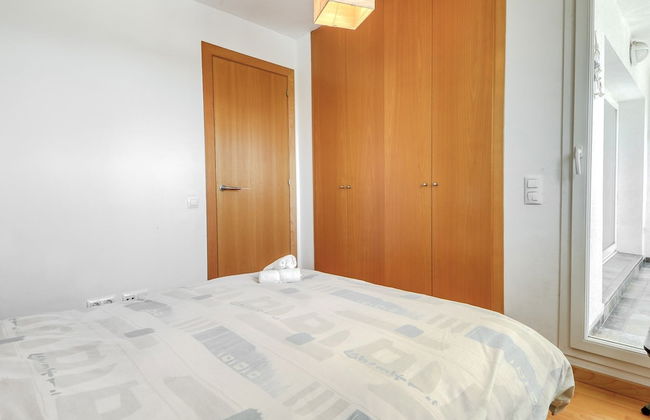 Charming Apartment With Patio - Photo 7