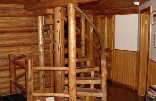 Traditional Log Cabin Rental with Deck in the Pine Forests of Columbus, Montana - Foto 6