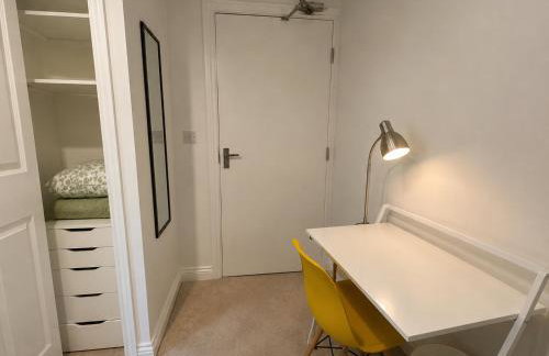 2 Bedroom-House-Sleeps 5 In Front Horley Station -Near Gatwick Airport - Foto 10