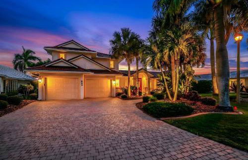 Villa Hibiscus-Waterfront-Free Heated Pool-Dock-Bikes-Other Amenities - Photo 3