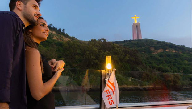 Um casal desfrutando de um momento muito romântico