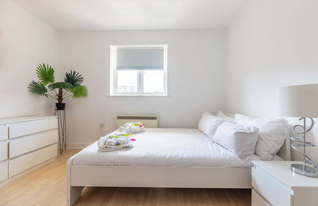 Skyline Haven Modern 2BR w/ Free Parking & 4kTV - Photo 14