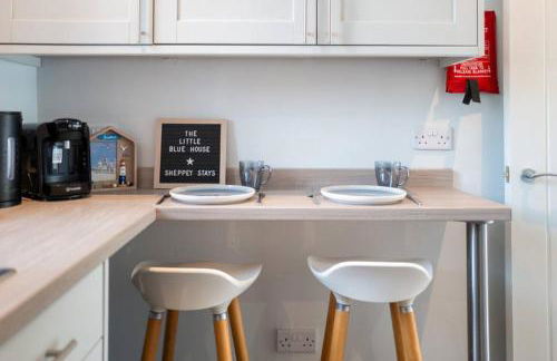 The Little Blue House by Sheppey Stays -Cosy 2BR Blue House - Near Docks with Parking - Foto 42