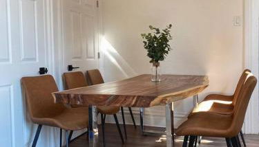 2 Bedrooms • Warm & Historic Stay • Free Parking - Photo 2