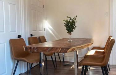 2 Bedrooms • Warm & Historic Stay • Free Parking - Photo 2