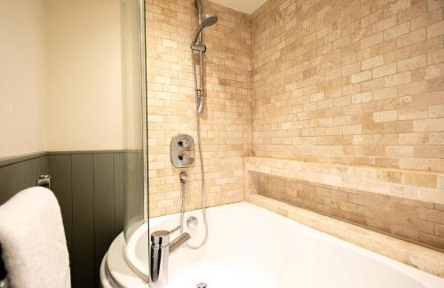 The Coach House - Beautiful Home in Cheltenham! - Photo 137