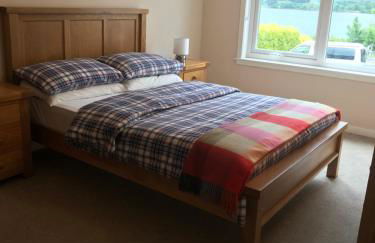 Borrodale, one bedroom apartment with balcony and loch view. - Photo 17