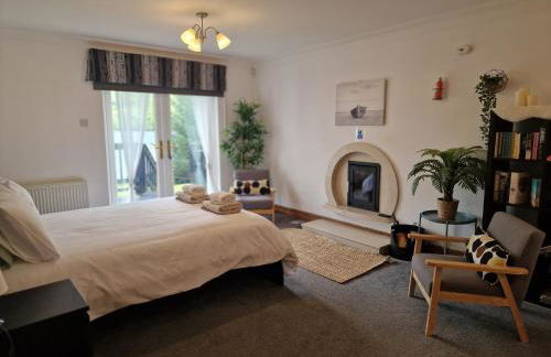 WATERSIDE 3 BED COTTAGE, HOT TUB, SAUNA, PVT BEACH - Foto 37