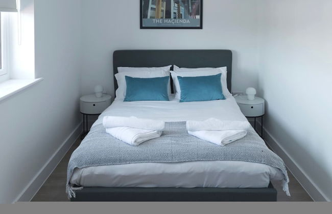 Luxury Manchester Apartment - Blue - Photo 6