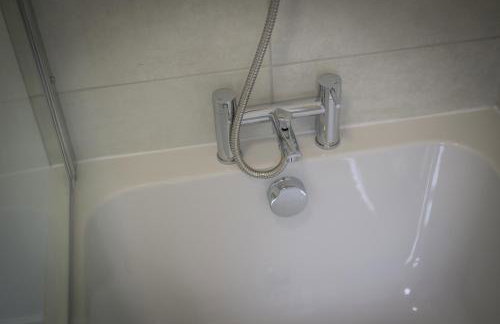 Vale House By EDEN Accommodation - 2 Bedroom Whole House, Sleeps 4 - NEWLY RENOVATED - Foto 10