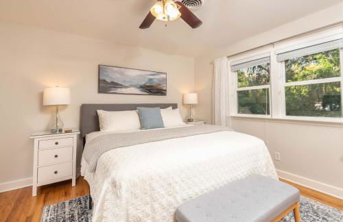 Refinished 3-BR Lowcountry Retreat - Foto 21