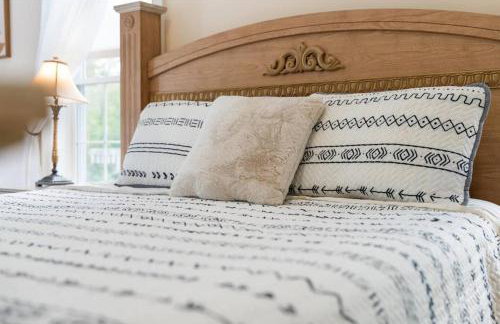 White Mountain Retreat with Theater, Fire Pit, Game Room and River Access - Foto 24