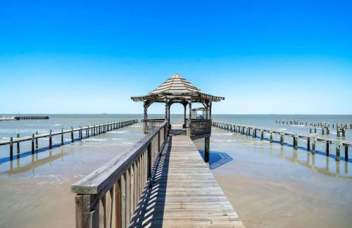Bayfront Home with Private Pool, Pier, and Firepit - Foto 9