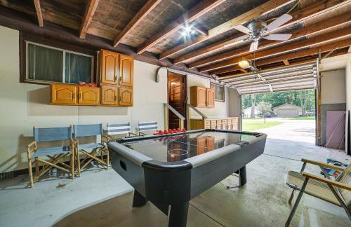 Prudenville Family Home with Game Room and Fire Pit! - Foto 2