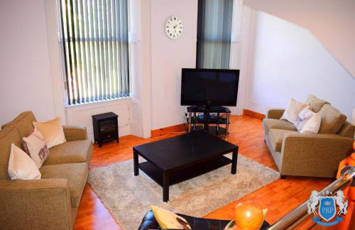 Two Bedroom Town Centre Apartment - Photo 2