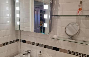 Unique seafront 2 bedroom 2 bathroom apartment - Foto 17