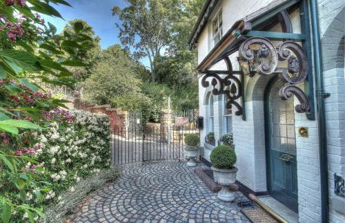 Beautiful period cottage, exceptional riverside location in the heart of Chester - Photo 34
