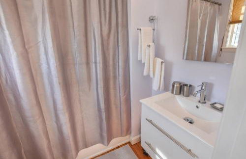 NEW AC 1 Bedroom w Private Deck & Patio - Photo 16