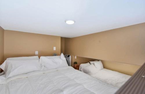 Cream Houseboat 4 Bedroom - Photo 6