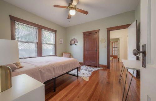 Historic & Cozy Bungalow by Downtown - Foto 24