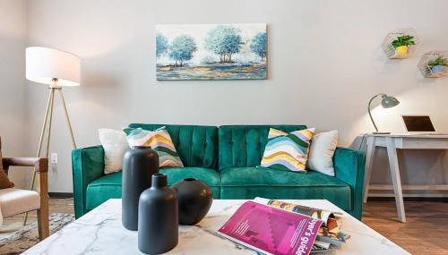 5-Star Irvine | Luxe 2BR w/ Pool, Gym & Parking - Foto 3, Other