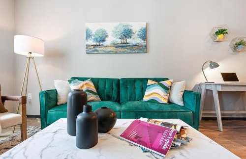 5-Star Irvine | Luxe 2BR w/ Pool, Gym & Parking - Foto 3