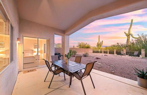 Remodeled modern beauty backs to open desert with mountain views & home theatre - Foto 5