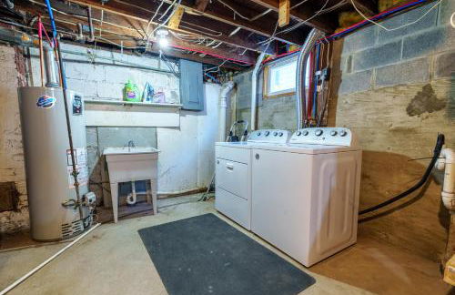 King Bed, Stocked Kitchen, Easy Driveway Parking, 2mi to Downtown & Coliseum - Foto 8