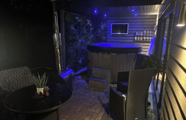 Sheffield-apartment-sleeps4-parking-hottub - Photo 27