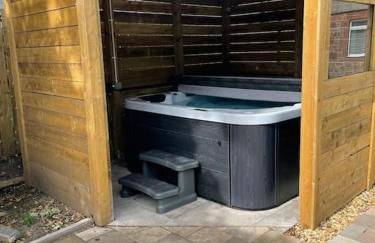 Lovely 2 bed apartment with hot tub log burner and off street parking - Foto 21