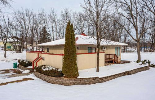 Pet-Friendly Retreat with Deck Steps to Marina! - Foto 21