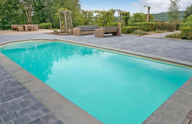 Majestic Villa With Pool and Sauna - Photo 27