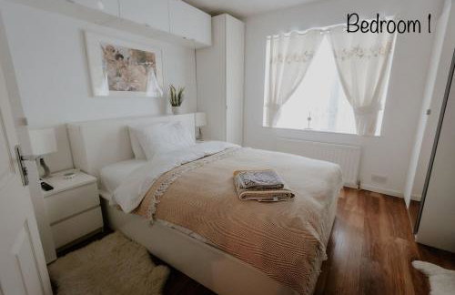 Cannock Chase Guest House - Modern Super Spacious Renovated home for 6 guests - Foto 8