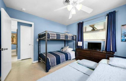 Palm Paradise-Seaside Home w Heated Saltwater Pool - Photo 17