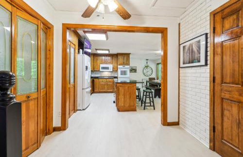 Secluded Lakefront Escape w Private Dock, 600ft Shoreline and Views, Sleeps 13 - Foto 7