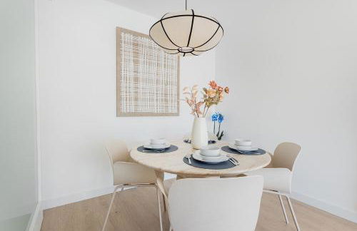 Quiet modern 2 bed apartment with Balcony, Pool and Free Parking - Foto 14