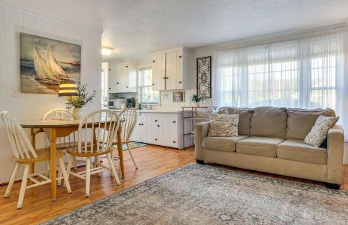 Steps to Eats and Craigville Beach! Cape Cod Cottage - Foto 1